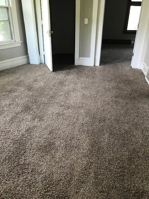 Building Photo - Large 4 bedroom 1 bath house in St Paul Eastside area!!