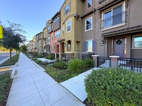 Building Photo - Modern 3BR/3BA Townhome in Prime Mountain View Location
