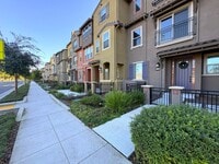 Building Photo - Modern 3BR/3BA Townhome in Prime Mountain View Location