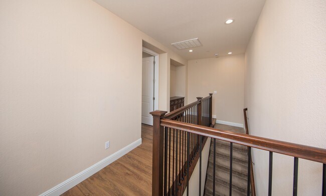 Building Photo - 6491 Bayview Dr