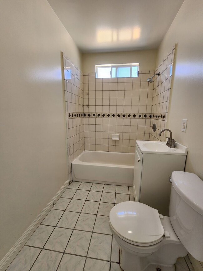 Building Photo - Charming 3 Bedroom / 2 Bathroom Home with ...