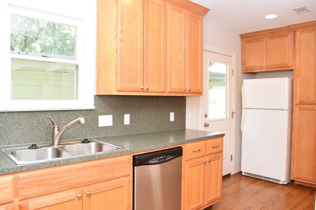 Building Photo - 2 Bedroom off Lake Austin Blvd!