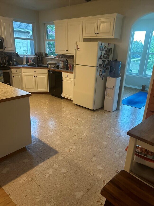 Building Photo - 105 Sabine Dr