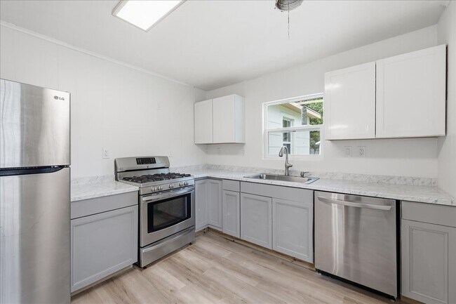 Building Photo - 519 S 13th St