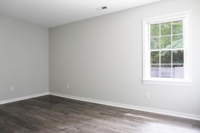 Building Photo - 8001 Clovertree Ct