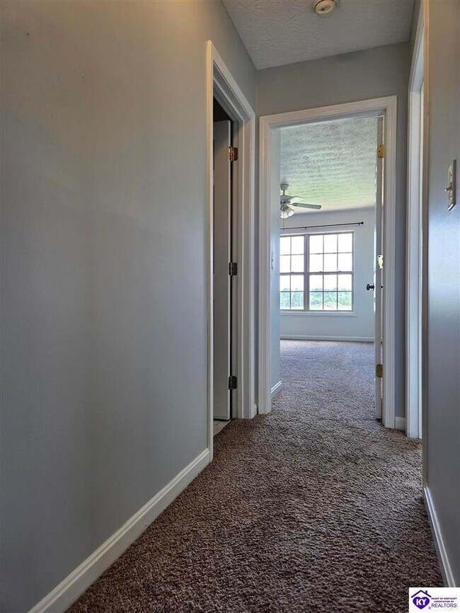 Building Photo - 153 Twin Lakes Dr