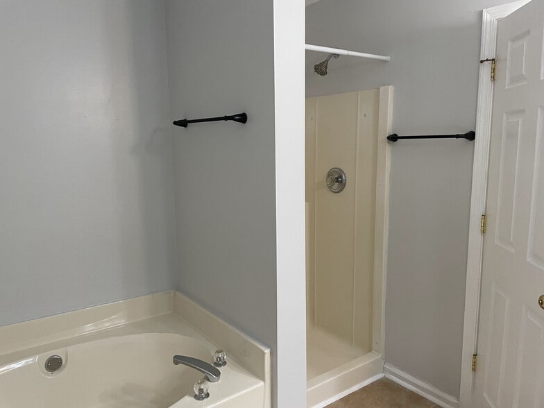 Master Bathroom - 104 Ironwood Ln