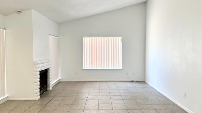 Building Photo - 665 S Coalinga St