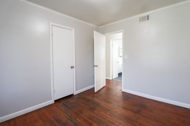 Building Photo - Beautifully Redone 3 Bedroom House! Available for Immediate Move in!