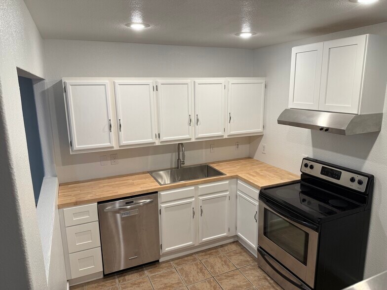 Building Photo - 1373 Real Way Ln