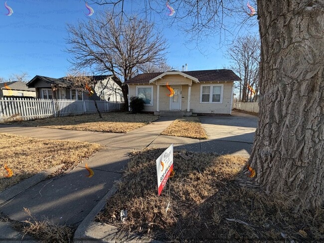 Building Photo - Charming 3-Bed with Fireplace & Large Fenced Yard!