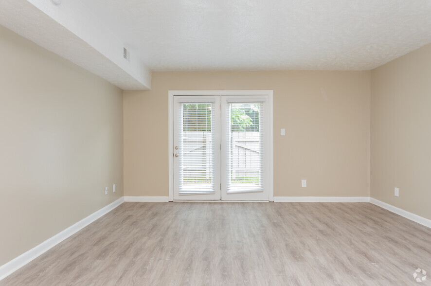 2BR, 2BA - 1025SF Townhome Updated - Living Area - Amora East