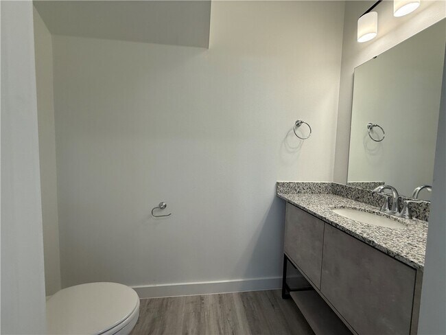 Building Photo - 831 States Ave