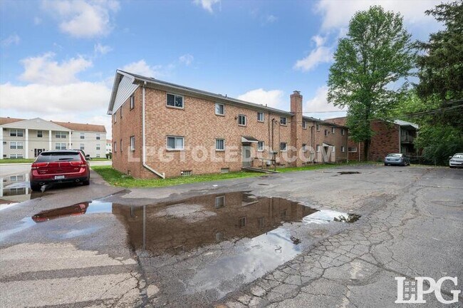 Building Photo - 3330 Arlington Ave
