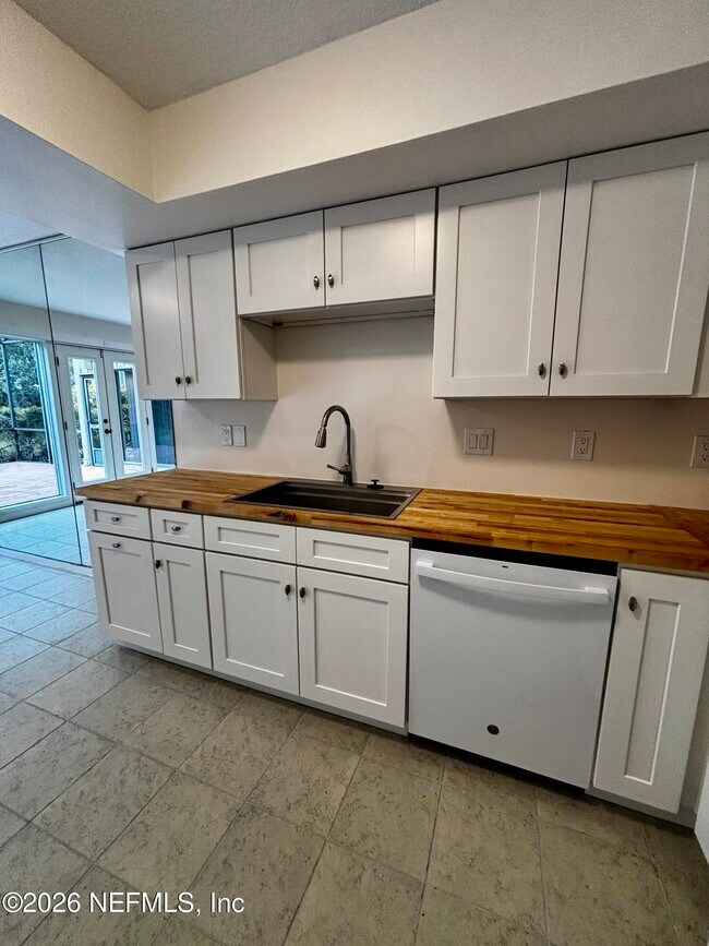 Building Photo - 9787 Sawgrass Dr E