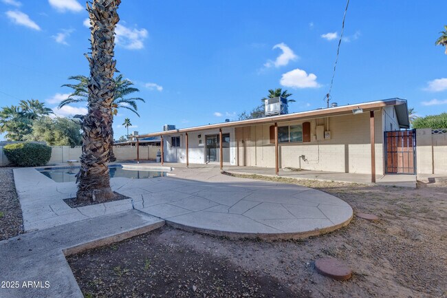 Building Photo - 517 E Hermosa Dr