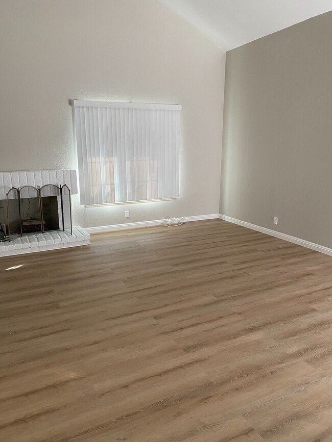 Building Photo - Single Story 4 bed, 2 bath home in central Simi Valley