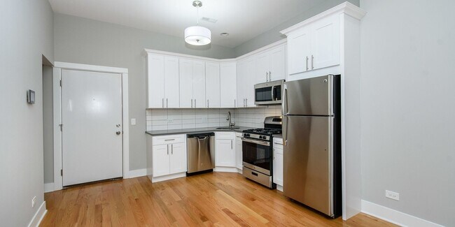 Building Photo - Updated, Spacious 1bd/1bth Ukrainian Village, Avail Now!