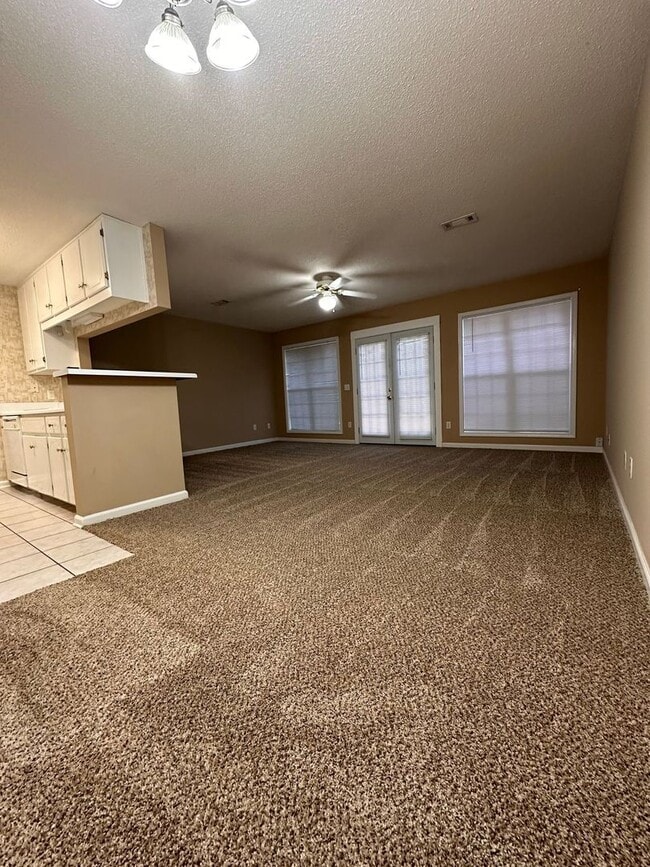 Building Photo - Foxchase Subdivision:  MOVE IN READY!!!!    1/2 OFF 1ST MONTH RENT W/12 MONTH LEASE!!  NEW CARPET...