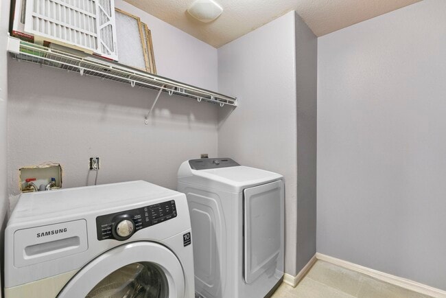 Building Photo - 1022 Americana Dr