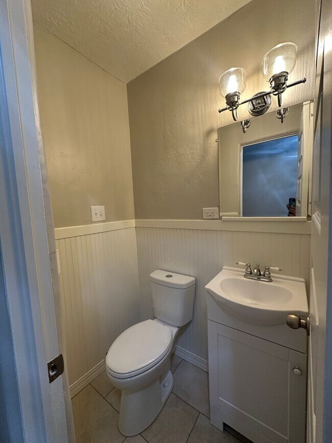 Building Photo - Renovated 3 bedroom + bonus room & finishe...