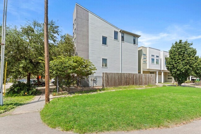 Building Photo - 2119 Hadley St