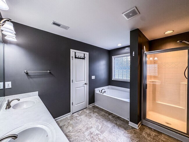 Building Photo - Gorgeous 3 Bed 2.5 Bath Plus Loft Home on ...