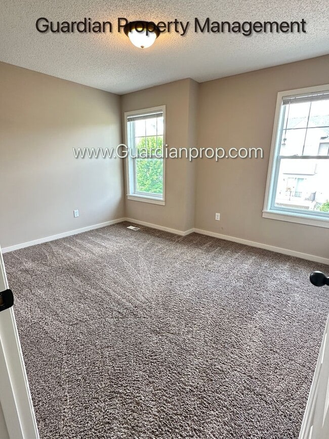Building Photo - Champlin Town Home, 2 Car Garage, Balcony,...