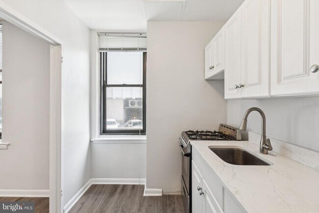 Building Photo - 135 S 19th St