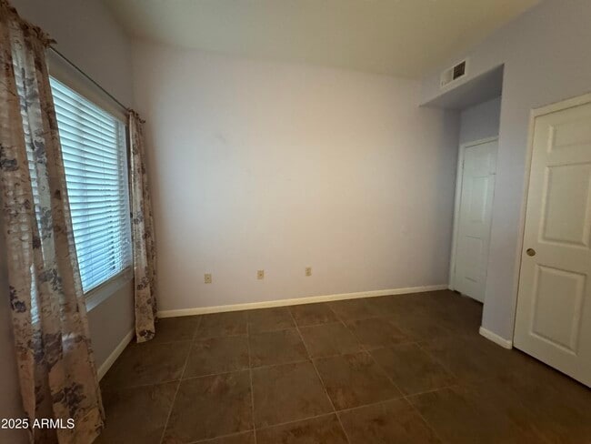 Building Photo - 750 E Northern Ave