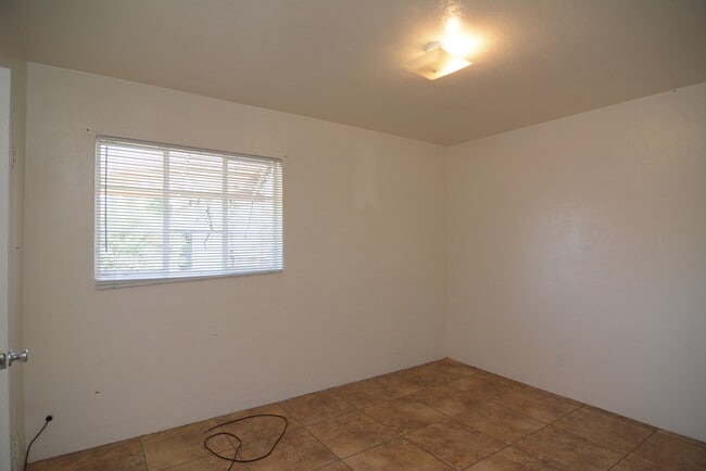 Building Photo - Updated 2 Bedroom 1 Bath Home! Great Centr...