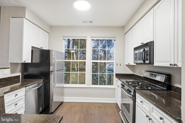 Building Photo - 801 S Greenbrier St