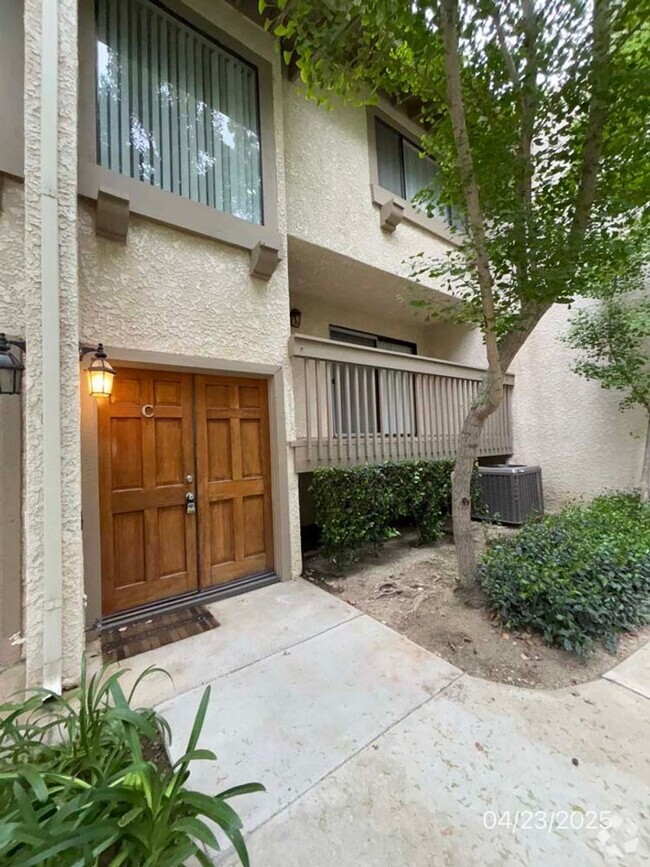 Building Photo - Spacious 3 Bed 2.5 Bath Townhouse in Prime...