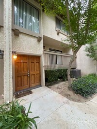 Building Photo - Spacious 3 Bed 2.5 Bath Townhouse in Prime...