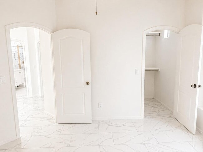 Building Photo - 8611 S 45th Glen