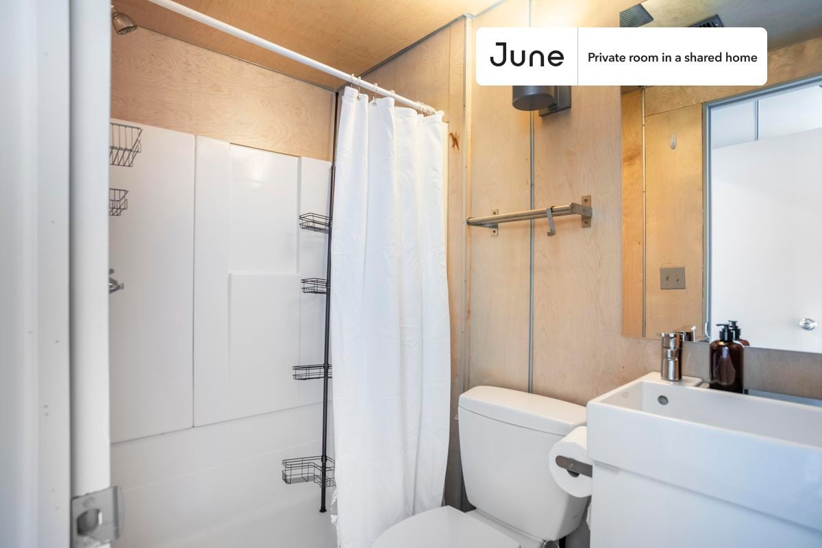 Building Photo - Room in Shared 6 bed/6 bath home