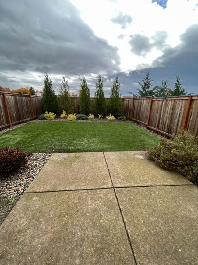 Building Photo - 3 Bedroom 2.5 Bath Newberg OR