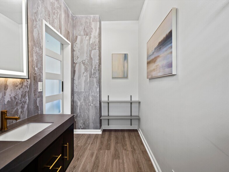 Building Photo - 2179 Lagoon Dr