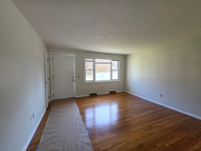 Building Photo - 196 Manzella Ct