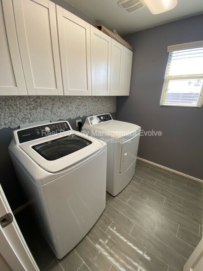 Building Photo - 2632 N 73rd Glen