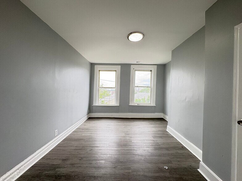 44 4th St 3L - 42 4th St