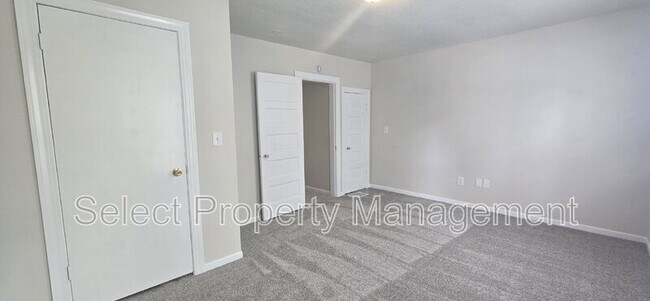 Building Photo - 2152 Fox Ave