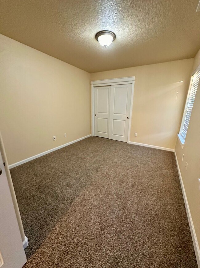 Building Photo - 63114 Dakota Dr