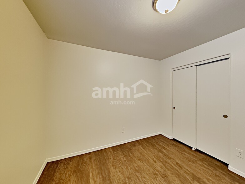 Building Photo - 16043 W Vogel Ave