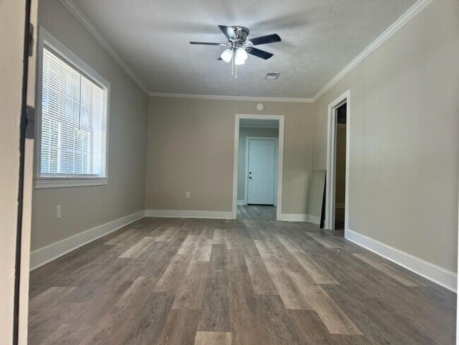 Building Photo - 2318 Linda Dr