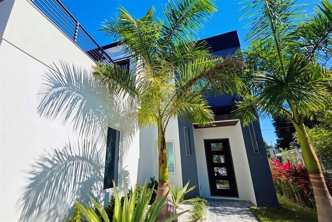 Building Photo - 1156 Cocoanut Ave