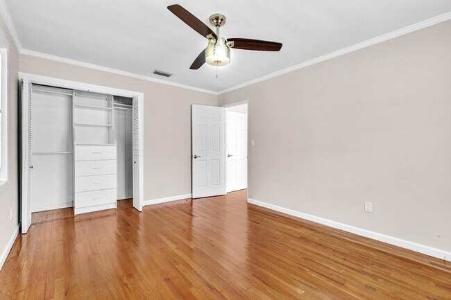 Building Photo - 1527 Mayo St