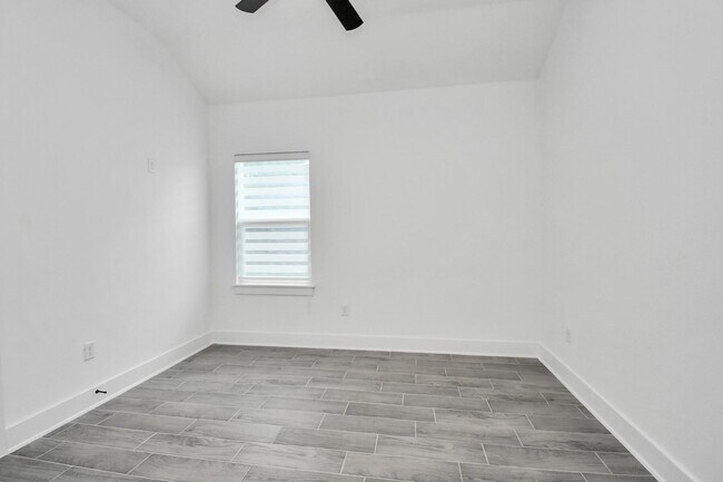 Building Photo - 519 Lovers Ln