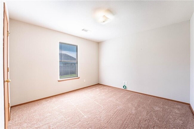 Building Photo - 401 E Southern Trace Dr