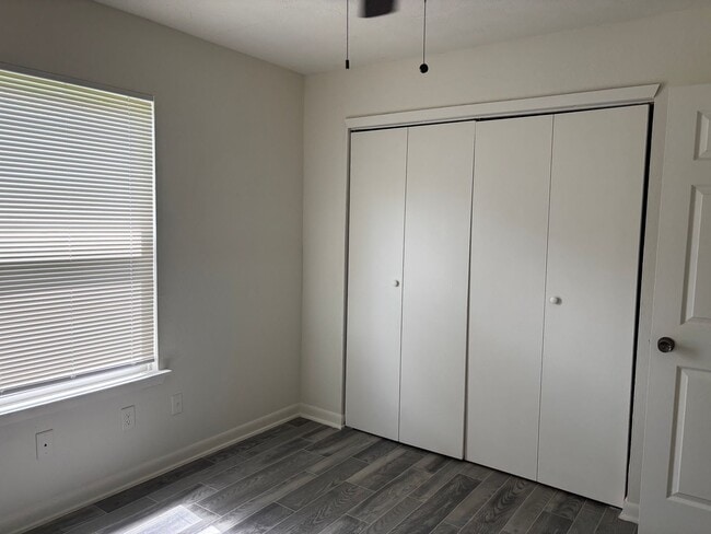 Building Photo - 3 Bedroom 2 Bath